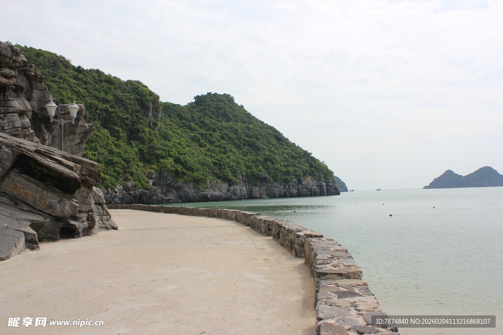 越南海边蜿蜒石径与葱郁山峦