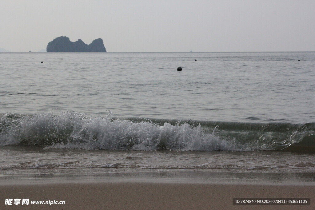 越南海边波浪与远处礁石景观