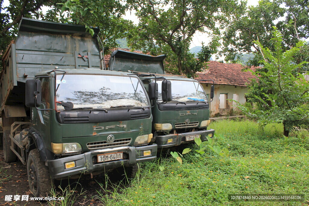 越南废弃草地中的两辆老旧卡车