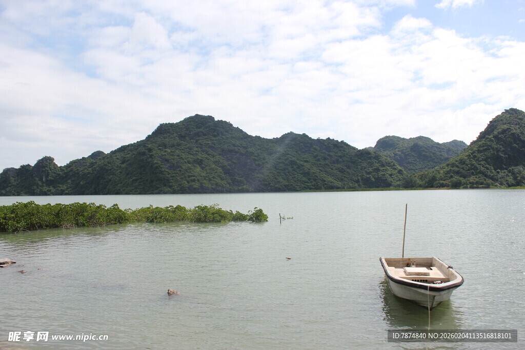 越南宁静湖面小船与远山景色
