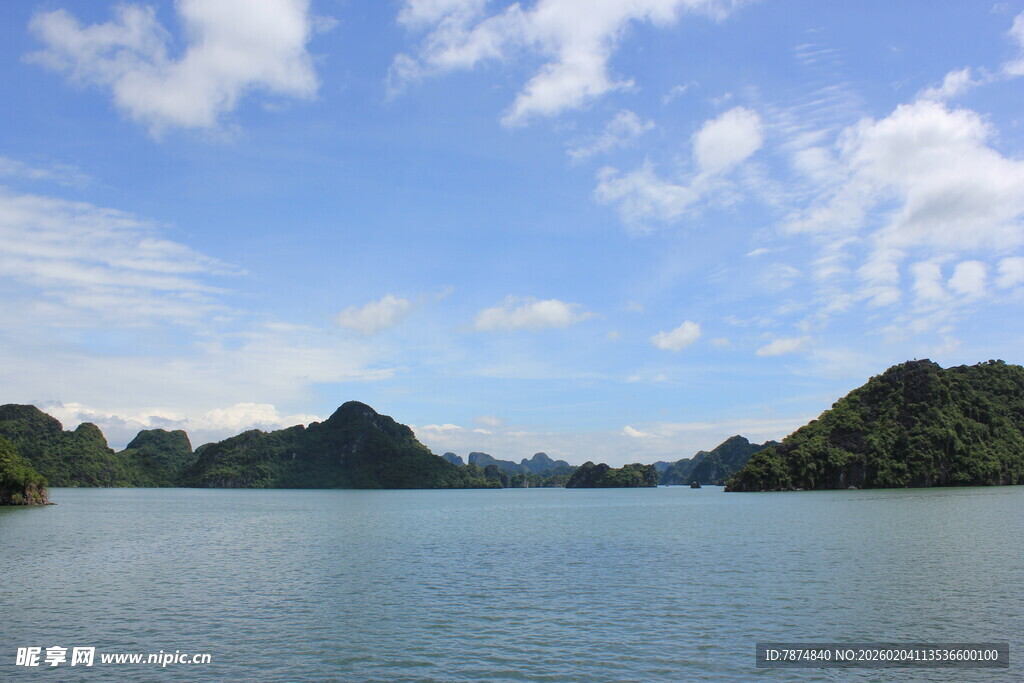 越南秀丽湖景与远处山峦风光