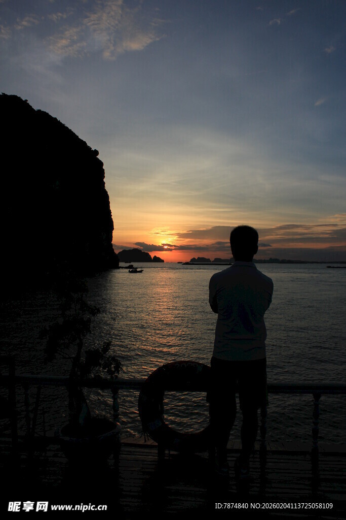越南夕阳下的海边沉思者