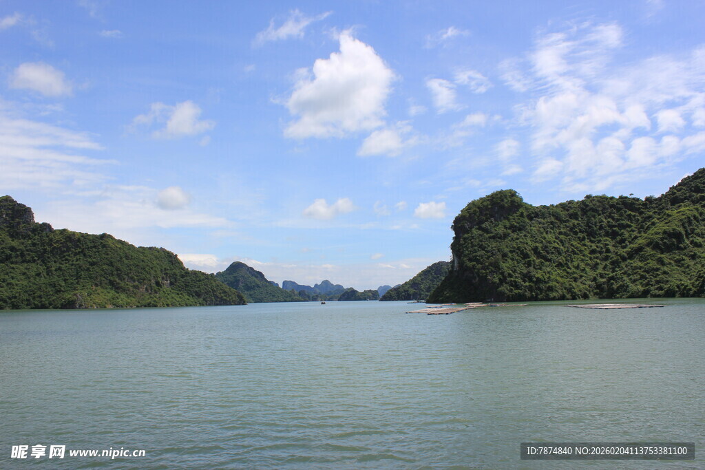 越南美丽湖景与青山相伴