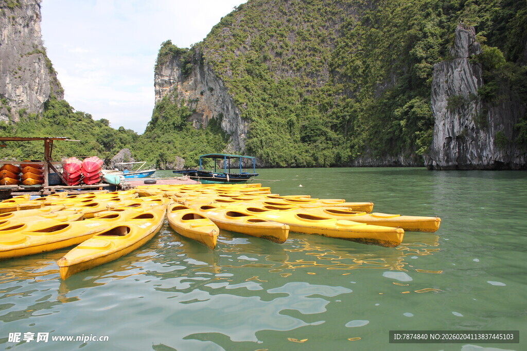 越南水上黄色皮划艇与秀丽山水