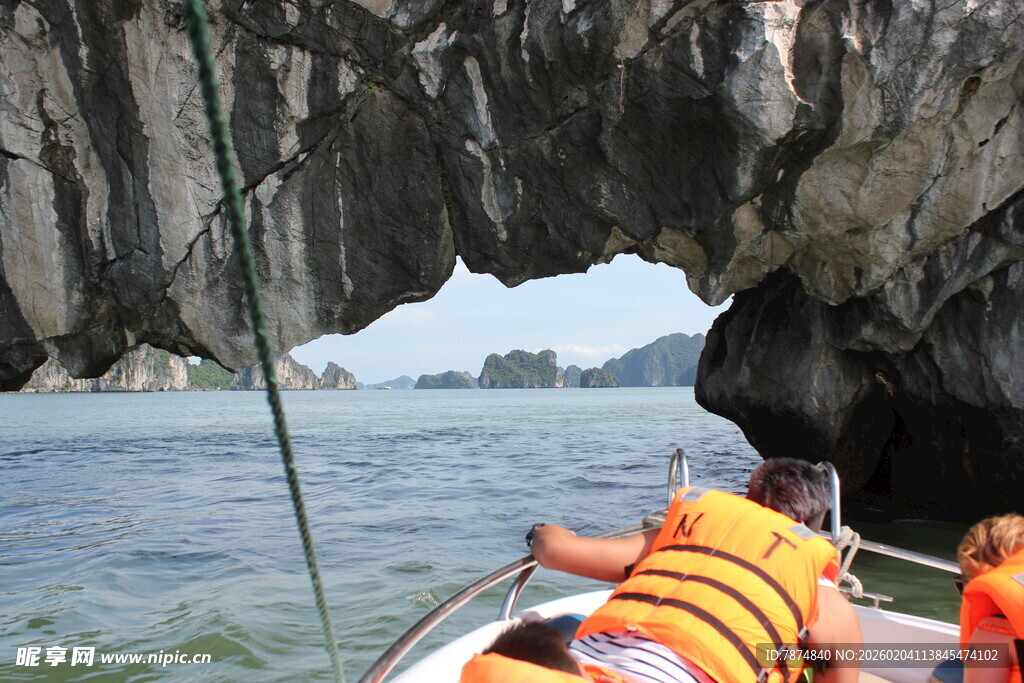 越南乘船游览喀斯特地貌美景