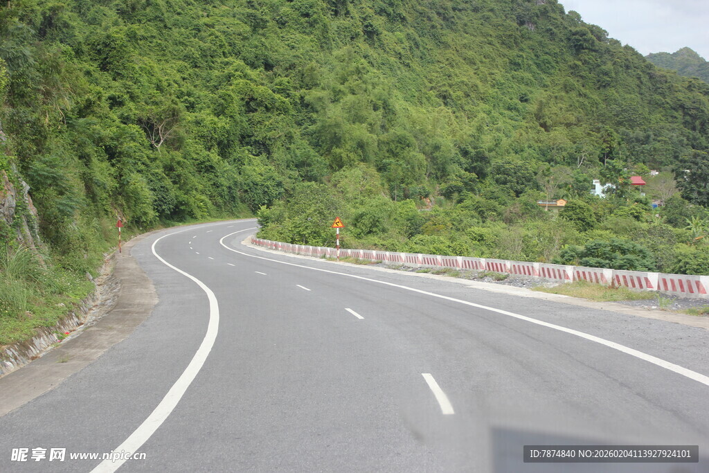 越南蜿蜒山间公路风景