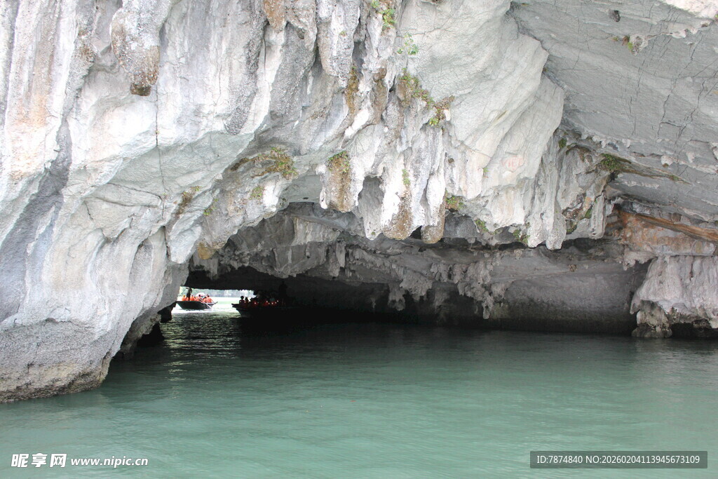 越南溶洞内的小船穿行景象