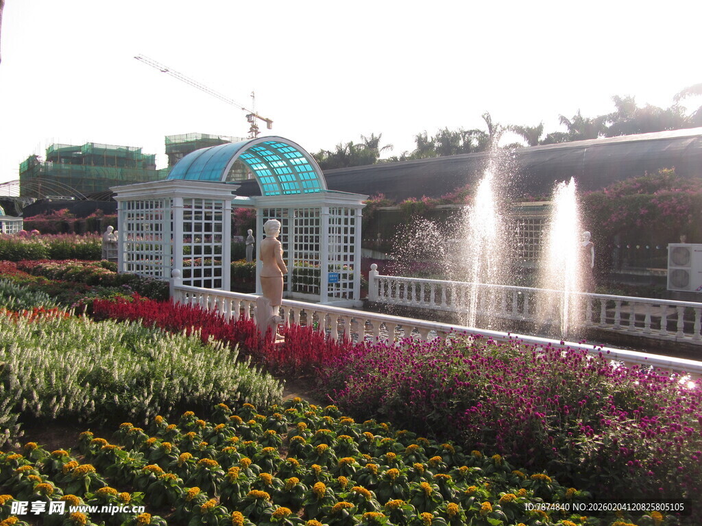 花园中的喷泉与玻璃小屋