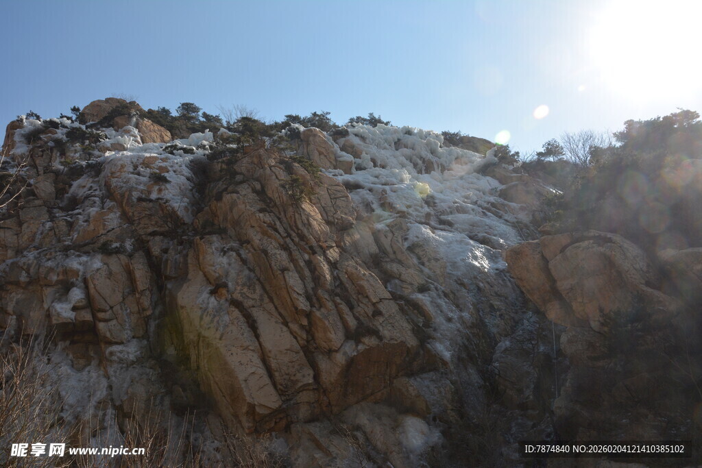 阳光下的嶙峋岩石