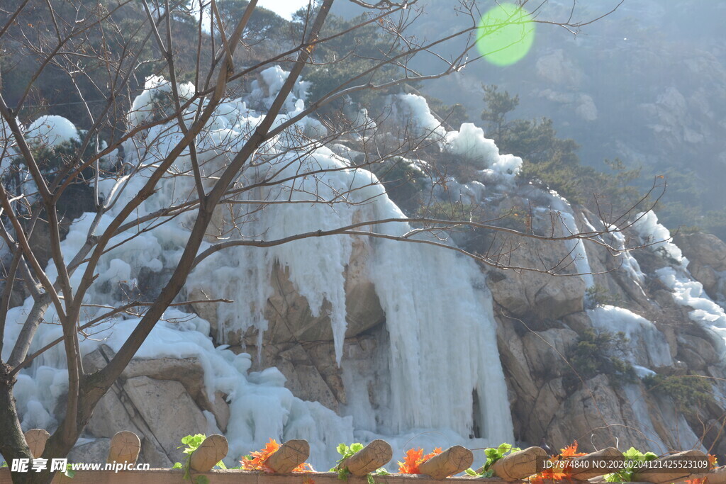 冬日山间壮观冰瀑景观