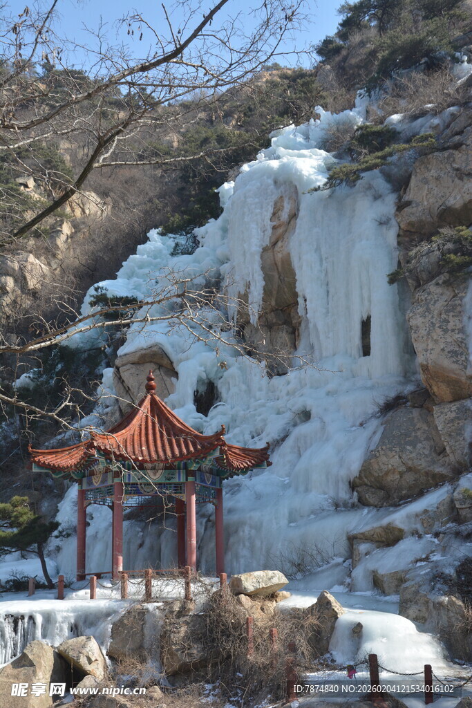 山间冰瀑下的古典亭阁