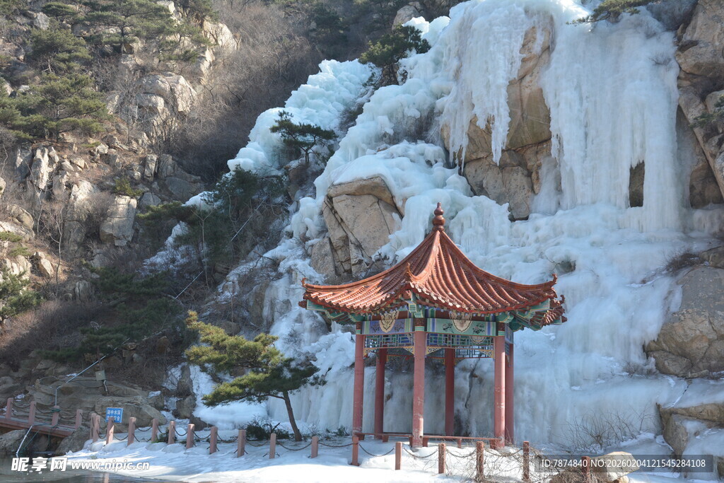 冬日山间亭阁冰雪景致