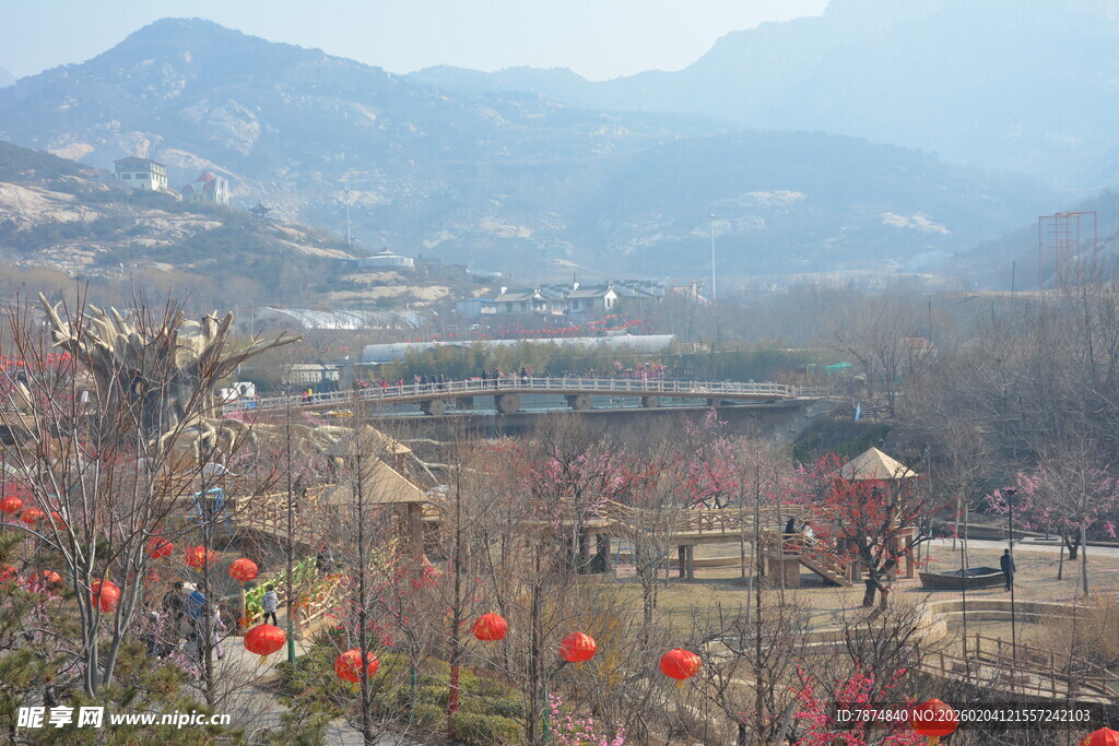 山村春日景 繁花映远山