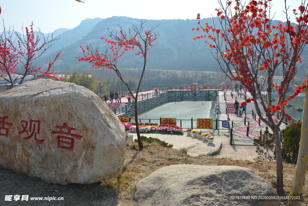 山间巨石与红枝观景处