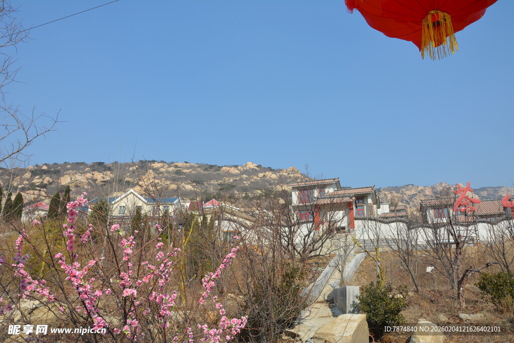 山村春日挂红灯景象