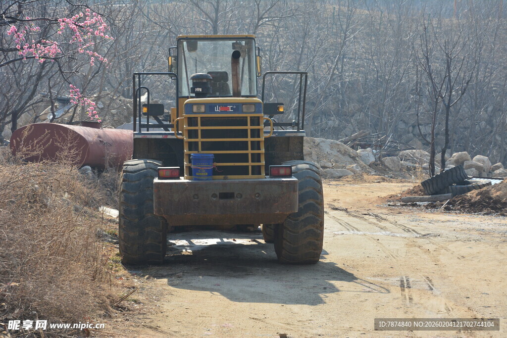 工地装载机行驶在土路上