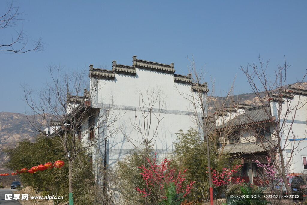 白墙黛瓦的中式传统建筑