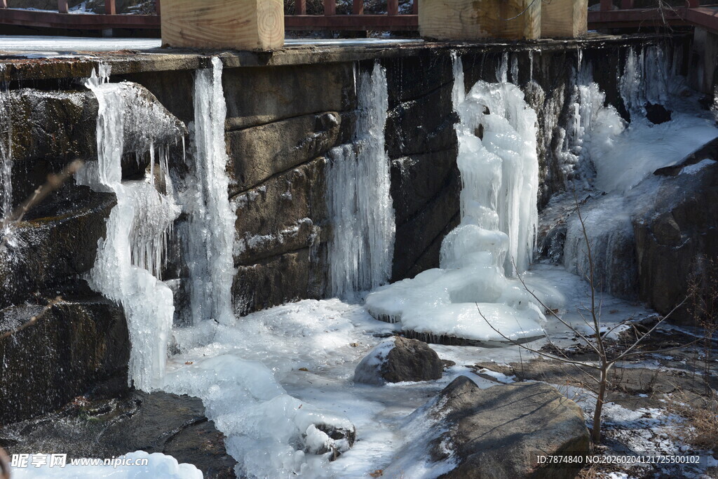 冬日溪边壮观冰挂景象