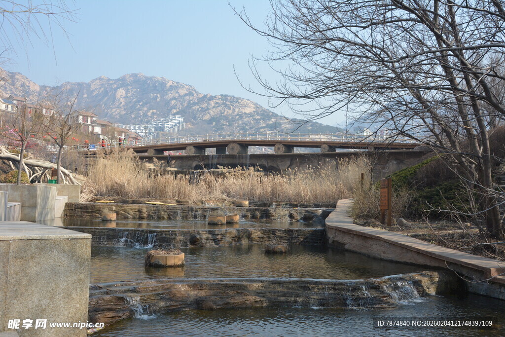 山间小溪旁的古朴景致