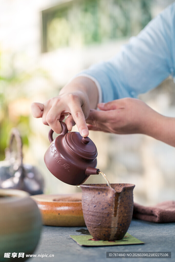 优雅茶艺 手倾茶壶沏茶瞬间
