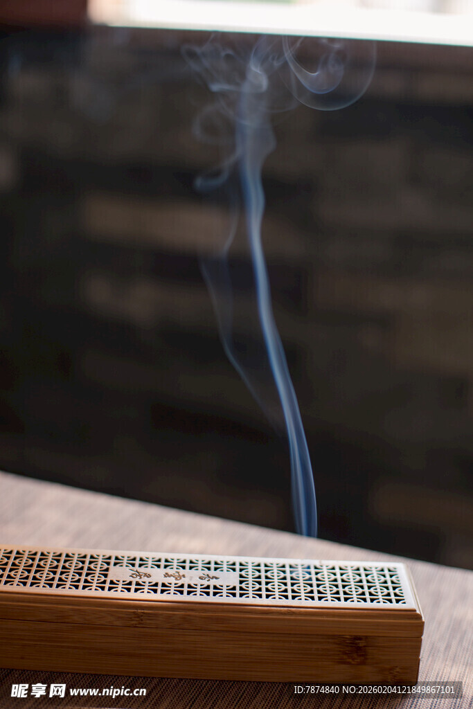 线香袅袅 禅意悠然