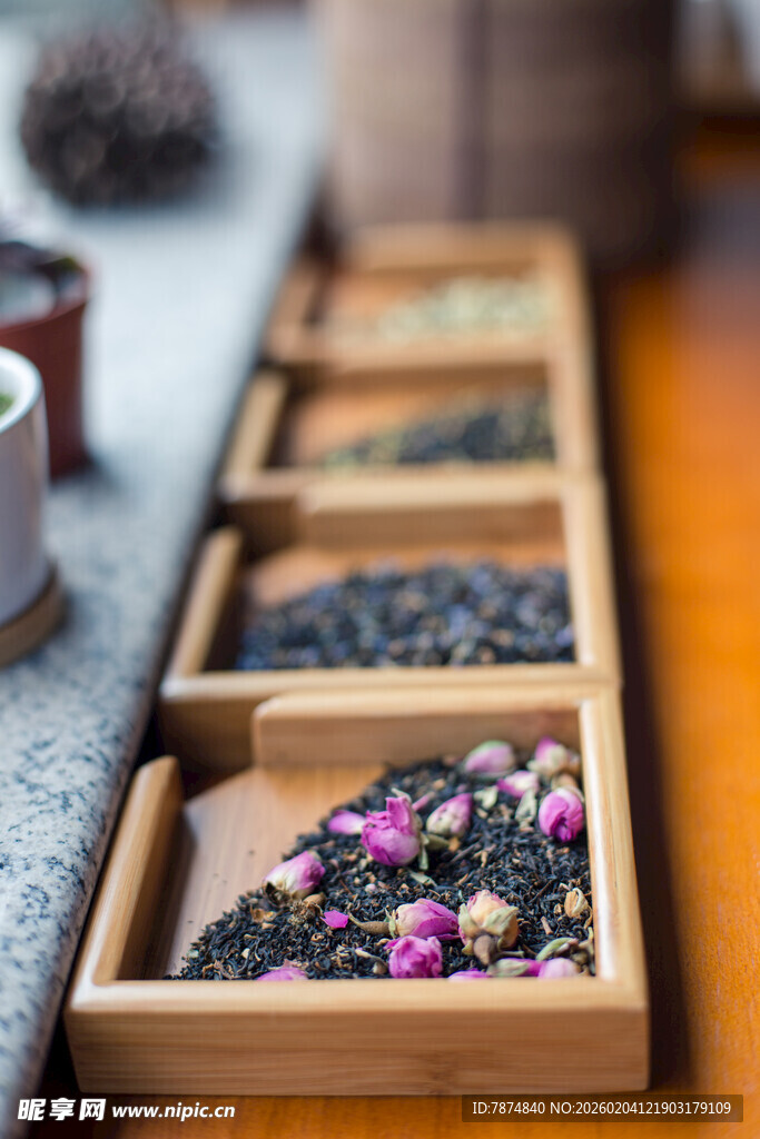 多样花茶展示于木盒中