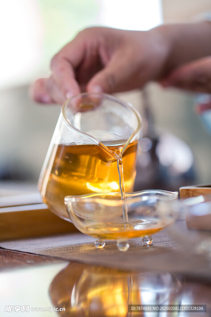 手冲琥珀色茶汤的优雅瞬间
