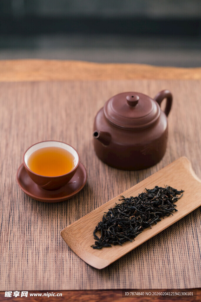 中式茶具与茶叶展示