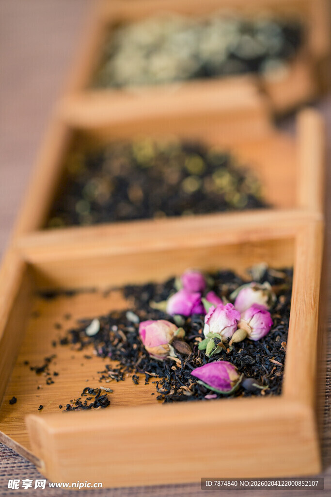 多彩花茶 盛放于木盒之中