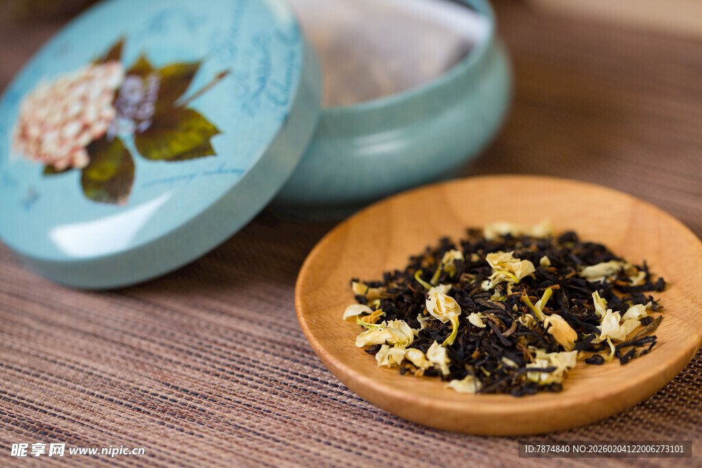 木制碟中精美花茶组合