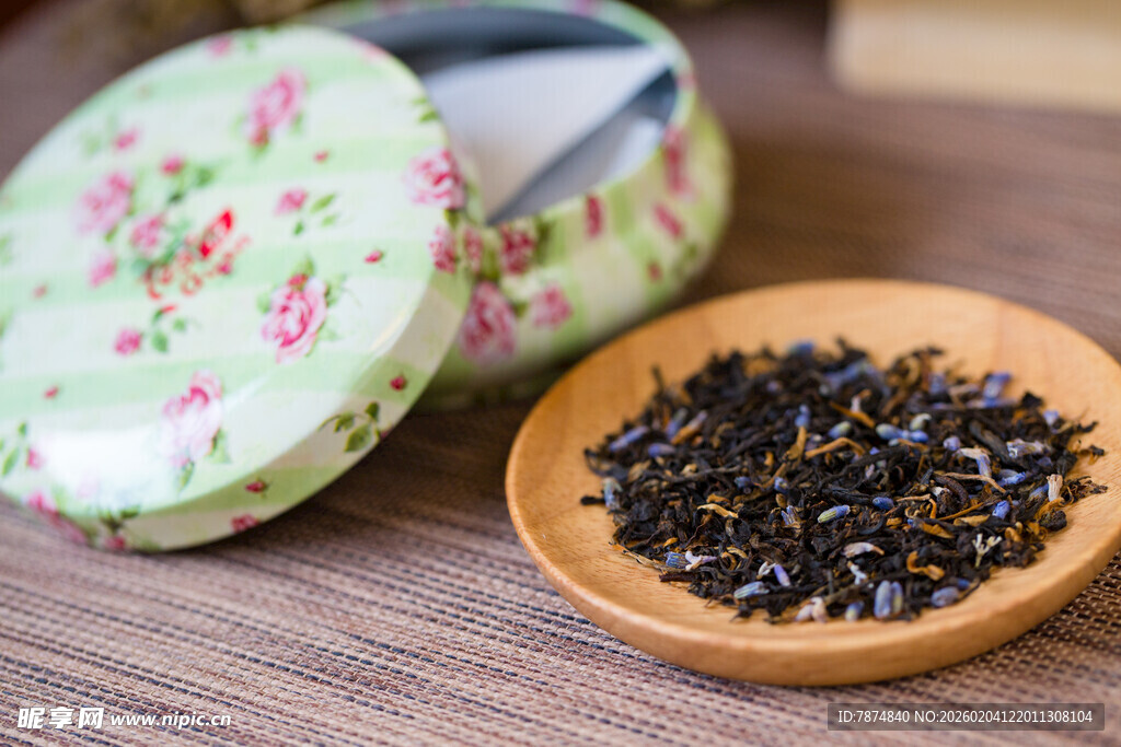 精致茶盒与木盘茶叶