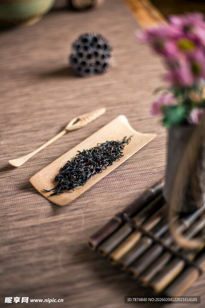 木质桌面的养生食材与花卉