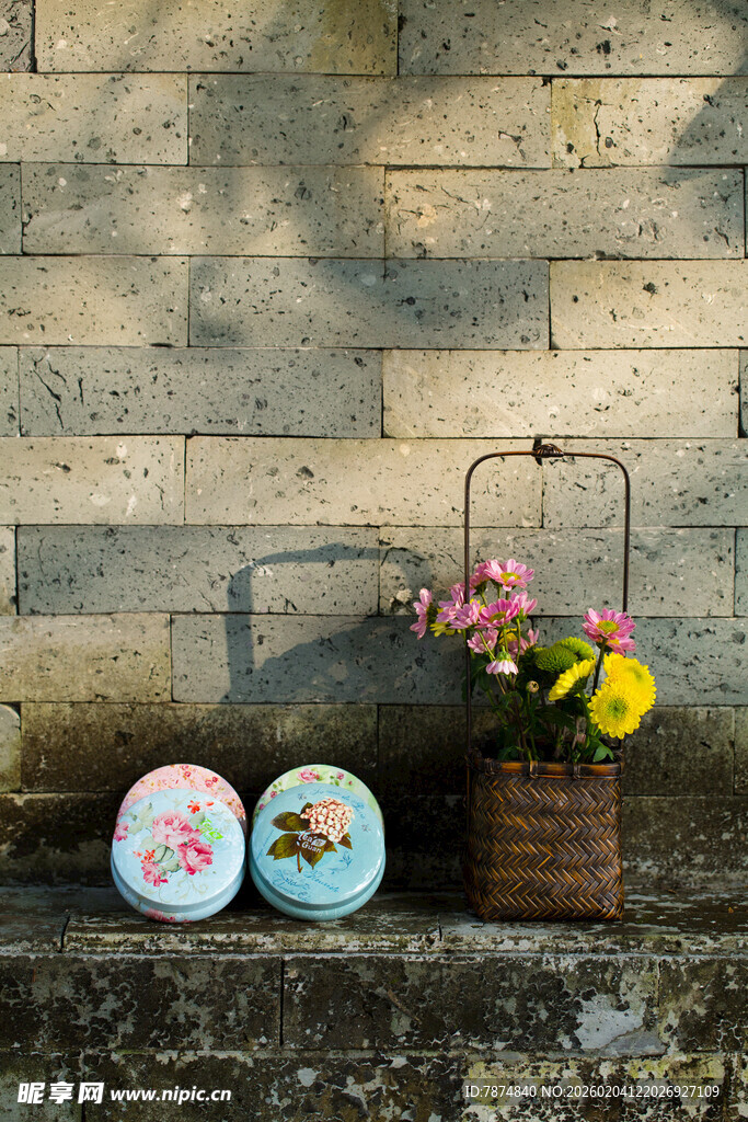 复古风墙面旁的花卉与瓷盘