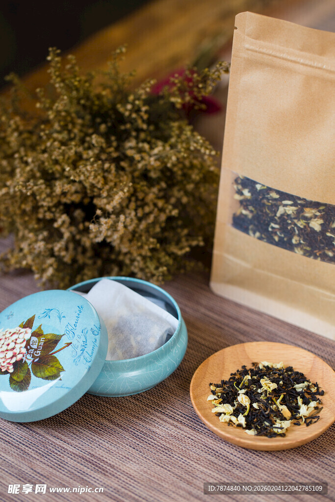 精致茶品与茶具展示