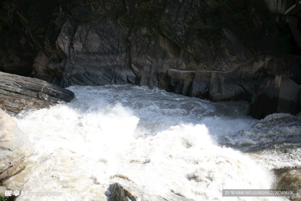湍急溪流冲击岩石
