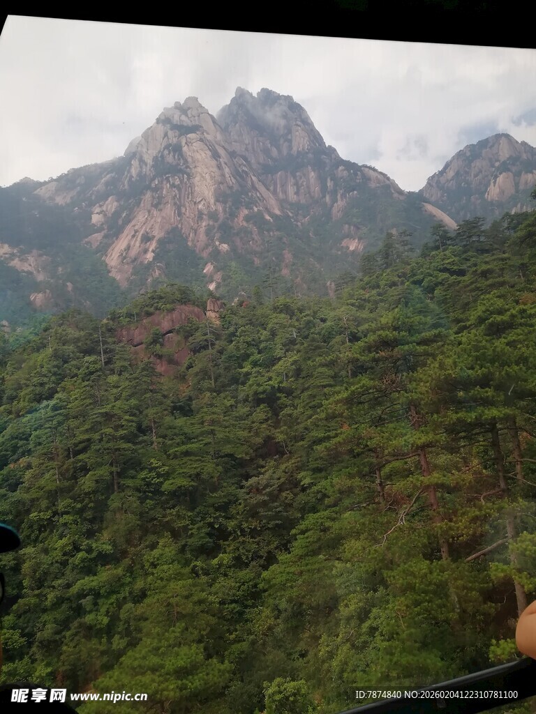 秀丽山峦间的翠绿景致