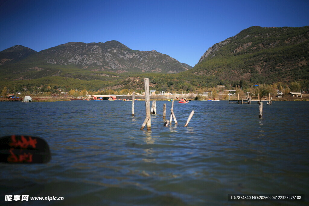宁静湖水与远山枯木