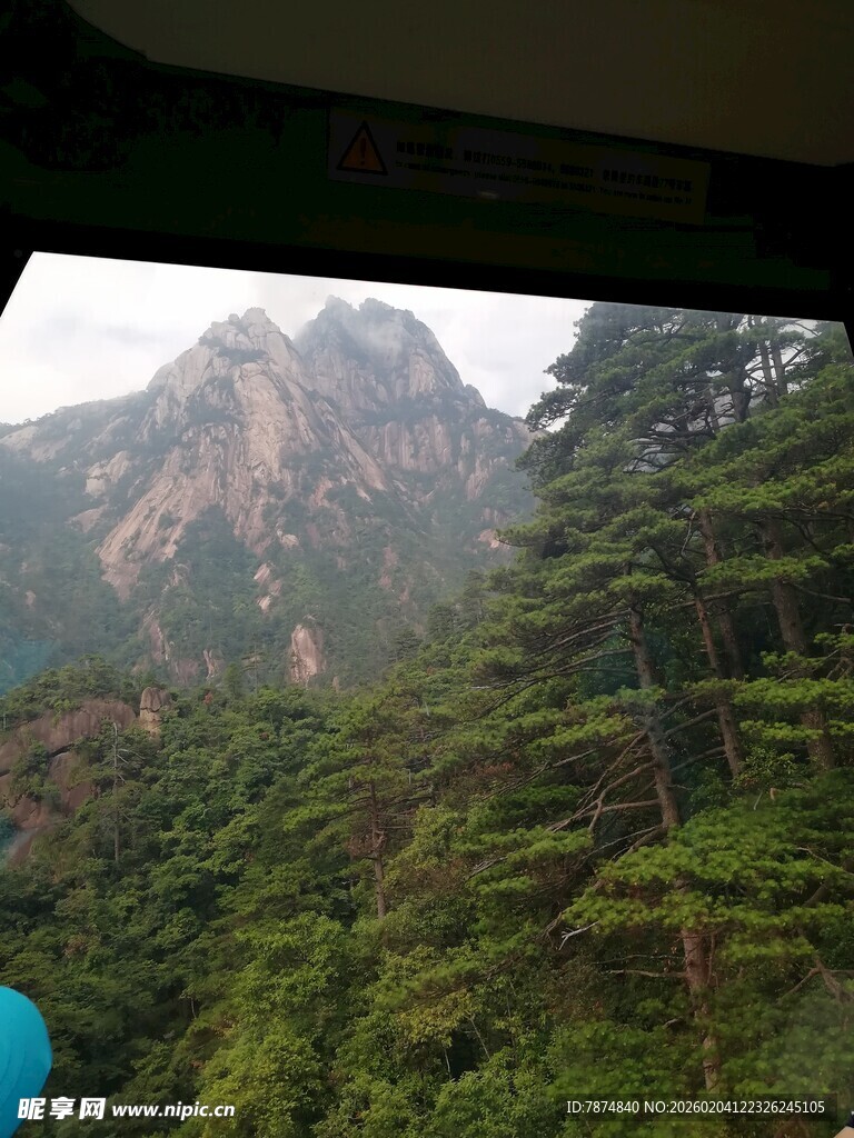窗外青山绿树美景如画