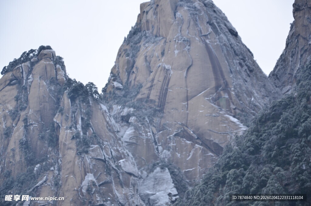 巍峨险峻的壮丽山峰
