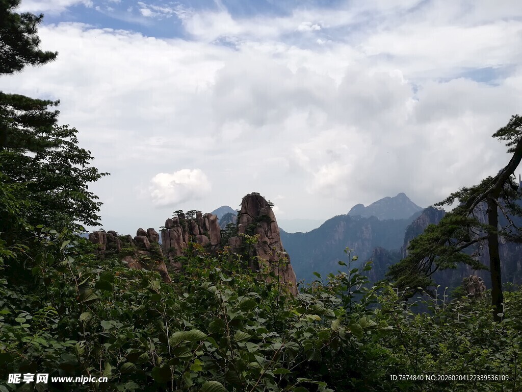 山林间的奇峰美景