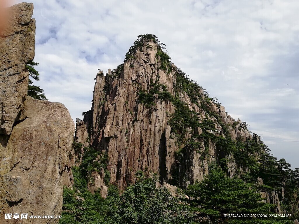 巍峨峻峭的壮丽山峰