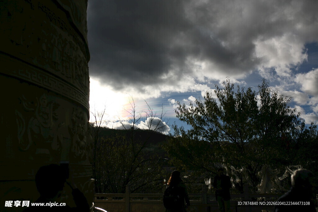 乌云下的户外人群景象