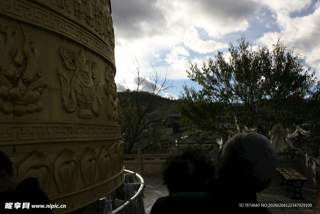 游客观赏古老建筑景观