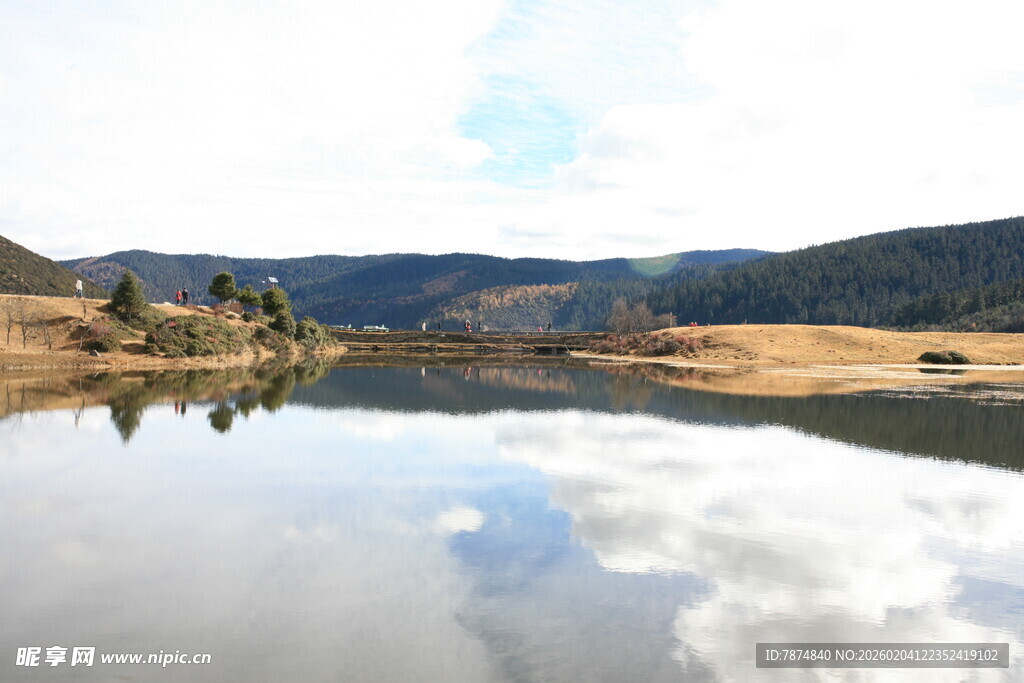 宁静山水湖景倒影如画