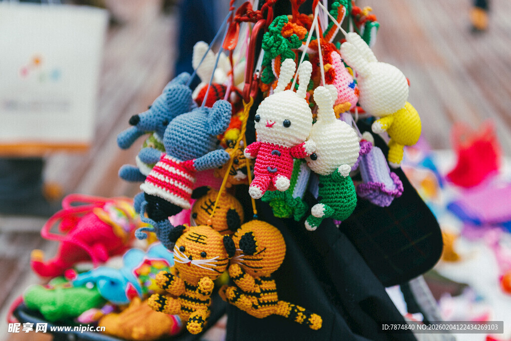 可爱多彩毛绒挂件展示