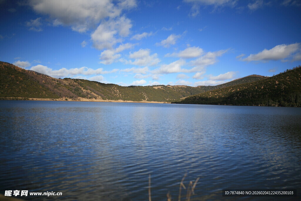 宁静湖畔的蓝天与山峦