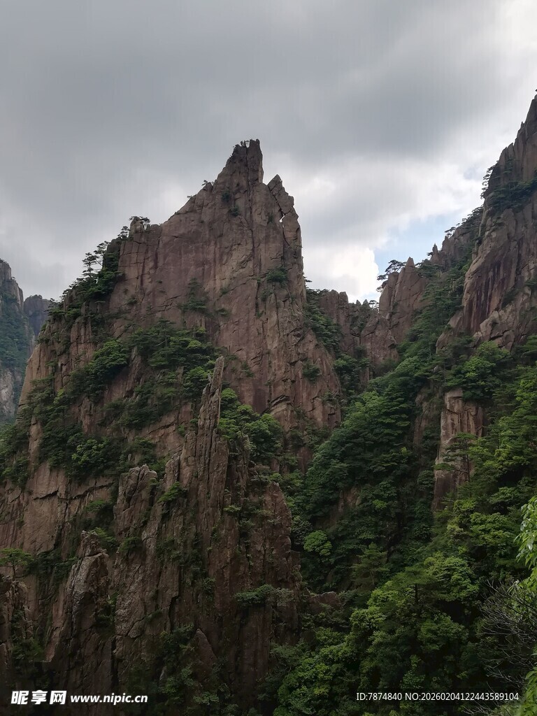 壮丽山峰与葱郁植被景观