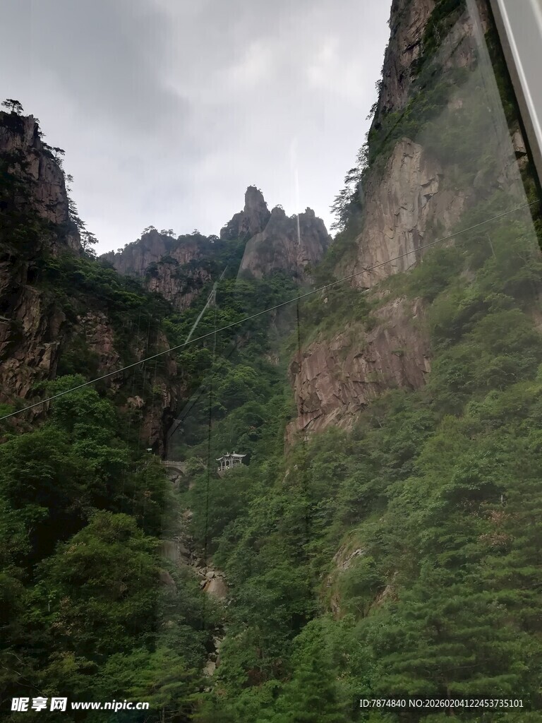 山峦叠翠间的自然美景