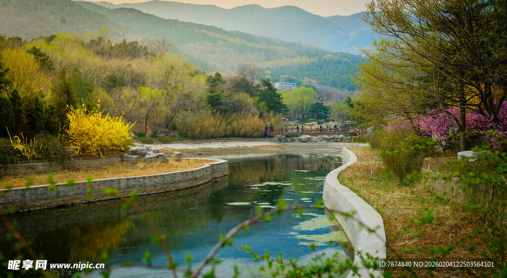 山间河畔的多彩春日风光