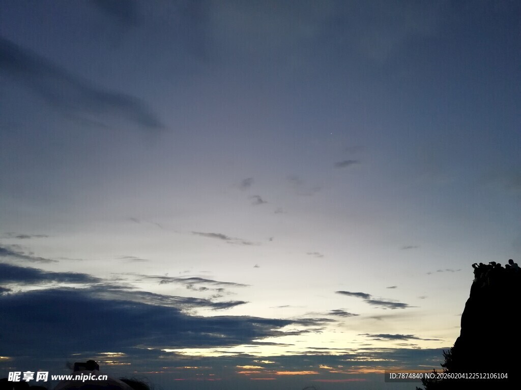 黄昏天空下的建筑轮廓